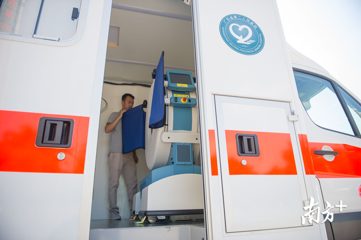 救護(hù)車上即可溶栓！華南首臺(tái)移動(dòng)CT救護(hù)車亮相