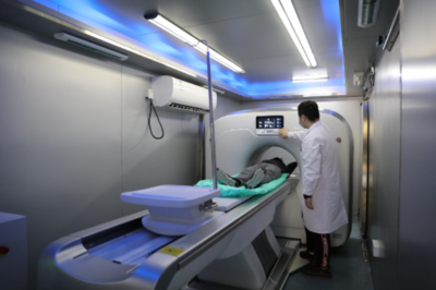 移動(dòng)CT車駛?cè)胛錆h科技大學(xué)醫(yī)院，科技助力復(fù)工復(fù)產(chǎn)體檢提速